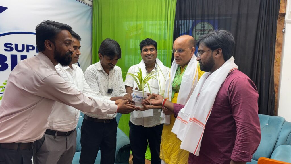 Group gift presentation featuring the Bhoomi Jobs plant pot during the official launch event in Patna, Bihar.