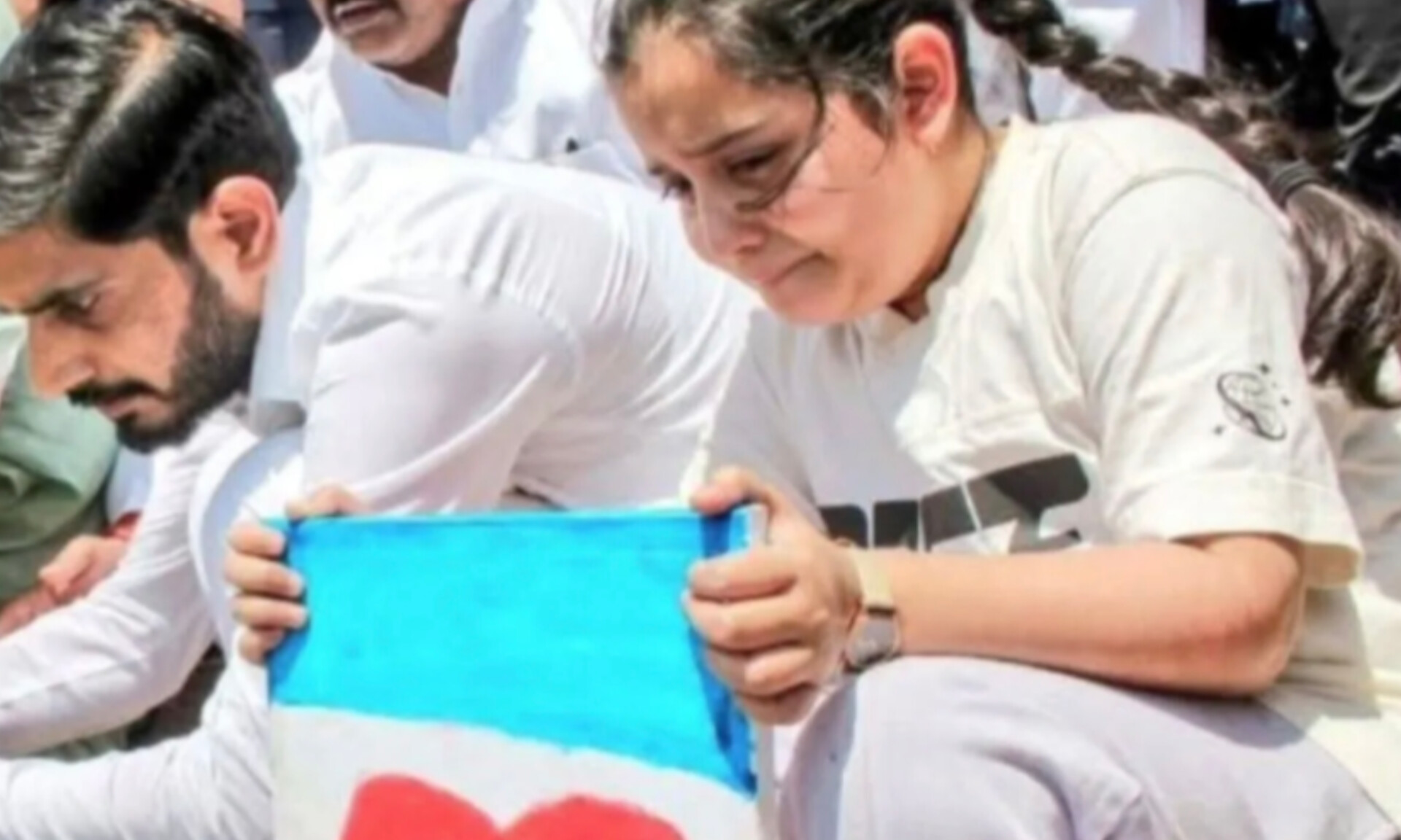 Prateek Yadav Ash Immersion daughter Padmaja and MP Aditya Yadav emotional moment