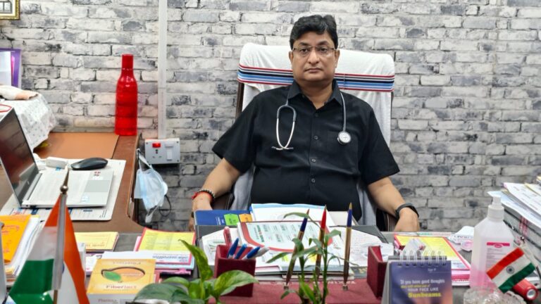महानगरीय चकाचौंध और लग्जरी लाइफ को ठुकराकर गाँव लौटा एमडी डॉक्टर: 1965 के भगवान बाबू की नब्ज पकड़ने वाली मसीहाई विरासत को पोते डॉ. अमित कुमार कर रहे साकार